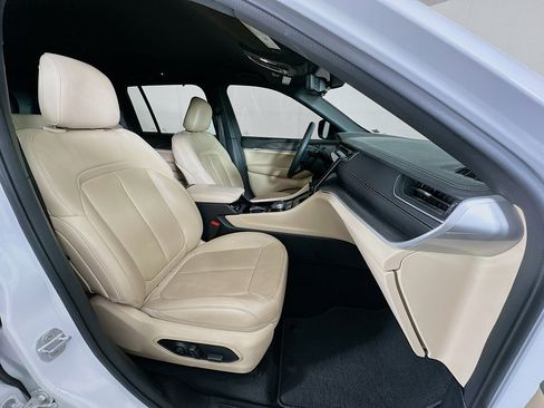 Used 2023 Jeep Grand Cherokee Limited w/ Luxury Tech Group II image 32