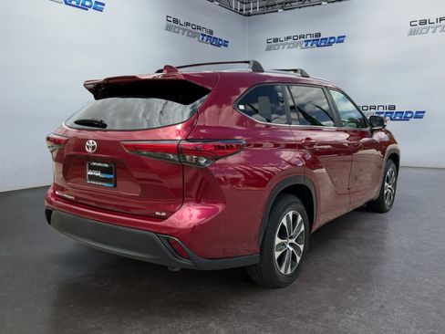 Used 2023 Toyota Highlander XLE FWD image 5