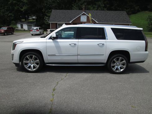 Used 2018 Cadillac Escalade ESV Luxury image 2