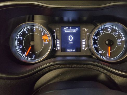 Used 2019 Jeep Cherokee Latitude Plus w/ Comfort/Convenience Group AWD/4WD image 23