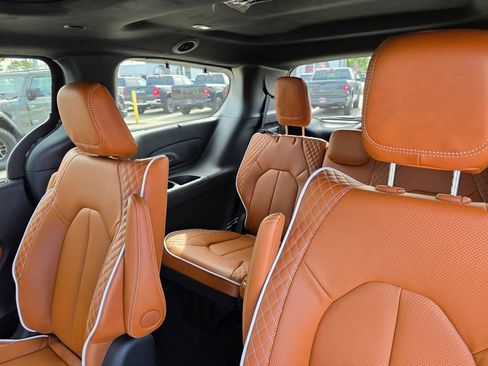 New 2026 Chrysler Pacifica Pinnacle image 9