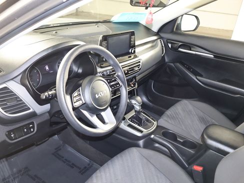 Used 2022 Kia Seltos LX image 2