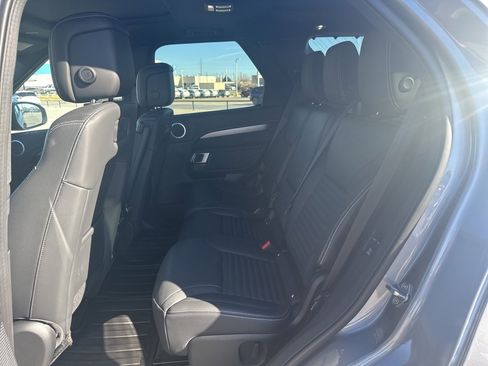 Used 2025 Land Rover Discovery Dynamic SE image 9