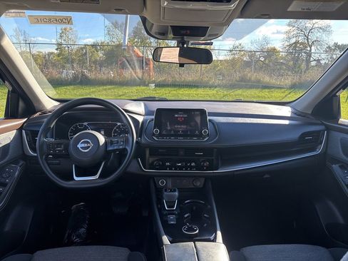 Used 2023 Nissan Rogue SV image 5