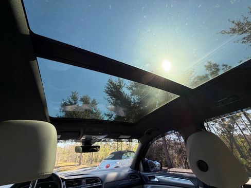 Used 2022 Volkswagen Tiguan SE R-Line image 24