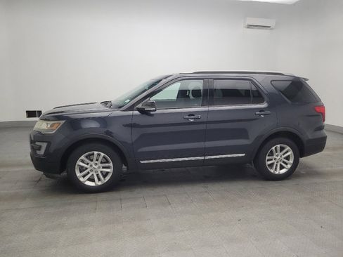 Used 2017 Ford Explorer XLT FWD image 2