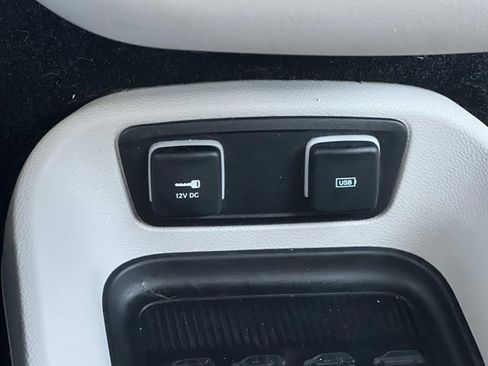 Used 2017 Chrysler Pacifica Touring-L FWD image 27