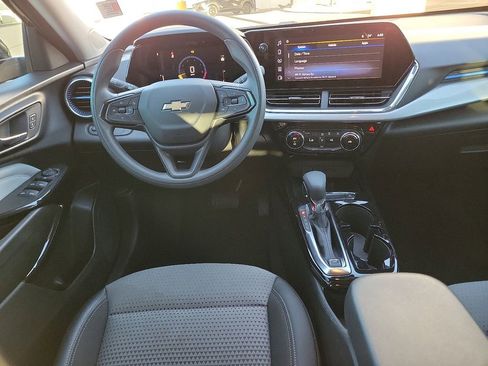 Used 2025 Chevrolet Trax LT image 8