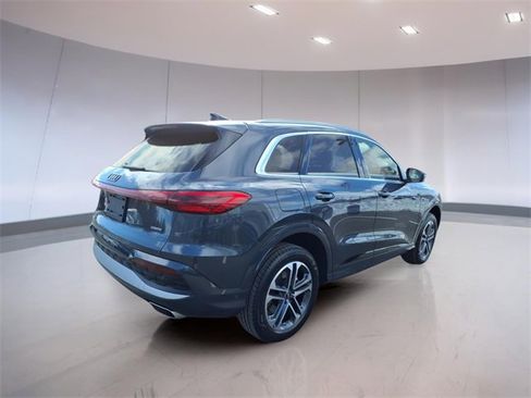 Used 2025 Audi Q5 Premium w/ Convenience Package image 5