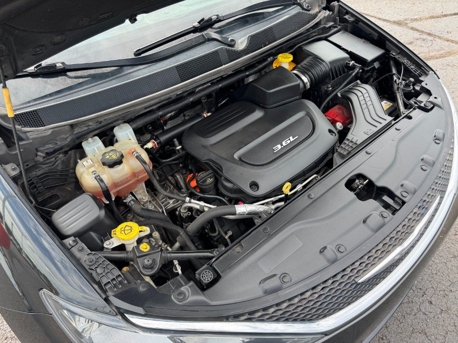 Used 2017 Chrysler Pacifica Touring FWD image 26