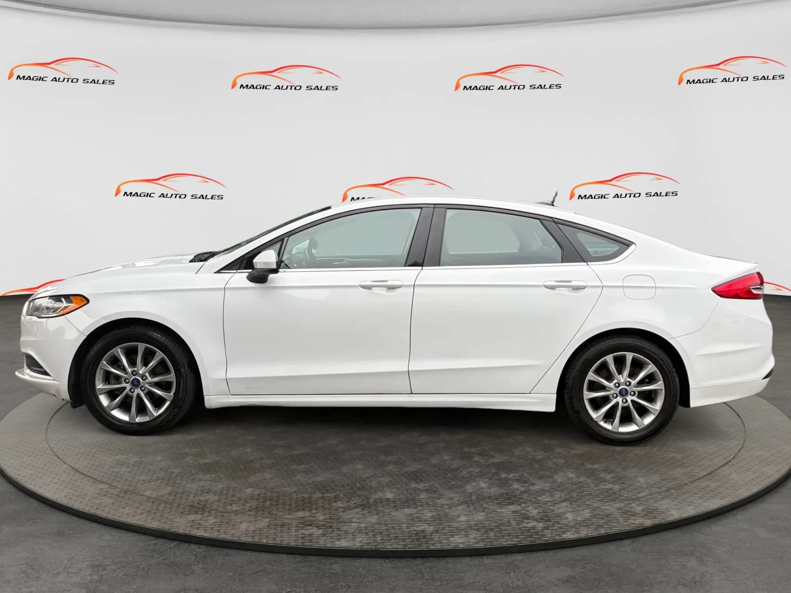 Used 2017 Ford Fusion SE w/ Fusion SE Technology Package FWD image 7