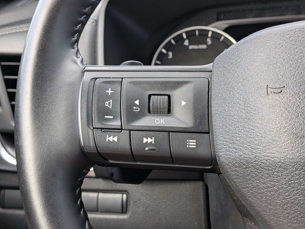 Used 2025 Nissan Rogue SV AWD/4WD image 28