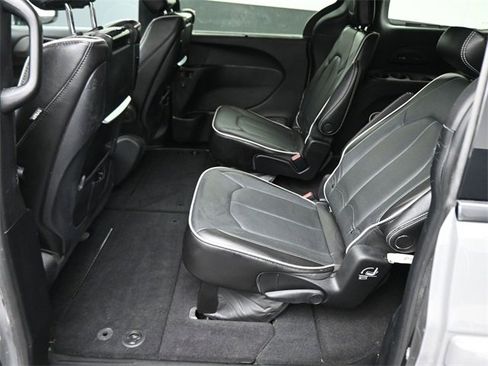 Used 2023 Chrysler Pacifica Limited w/ Uconnect Theater Family Group image 14