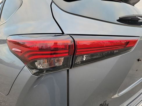 Used 2021 Toyota Highlander Platinum image 11