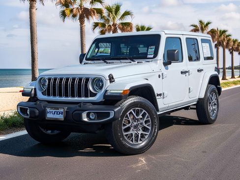 Used 2025 Jeep Wrangler Unlimited Sahara AWD/4WD image 2