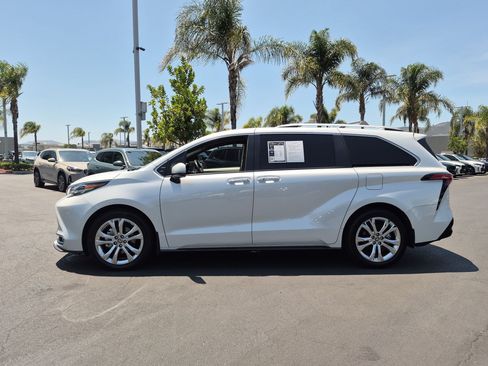 Used 2024 Toyota Sienna Platinum FWD image 7