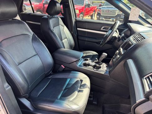 Used 2016 Ford Explorer XLT w/ Equipment Group 202A FWD image 22