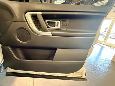 Used 2017 Land Rover Discovery Sport SE AWD/4WD image 30