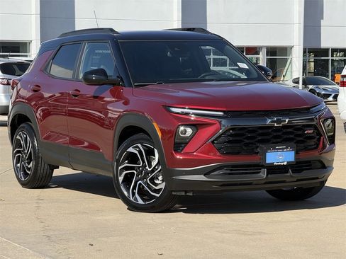 Used 2025 Chevrolet TrailBlazer RS w/ Driver Confidence Package image 2