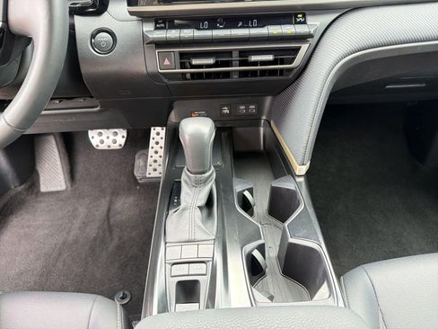 Used 2025 Toyota Camry SE image 18