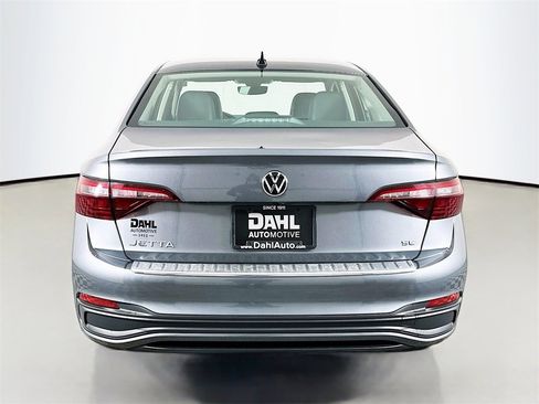 Used 2023 Volkswagen Jetta SE image 9