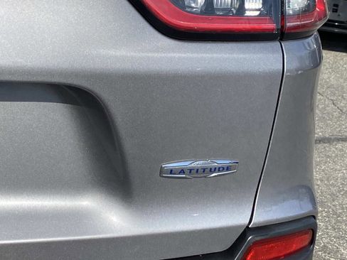 Used 2019 Jeep Cherokee Latitude Plus AWD/4WD image 5