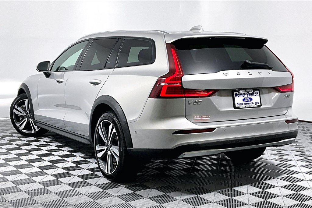 Used 2025 Volvo V60 B5 Cross Country Plus AWD/4WD image 11