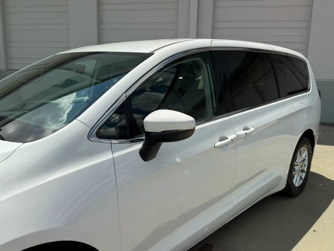 Used 2023 Chrysler Pacifica Touring-L FWD image 15