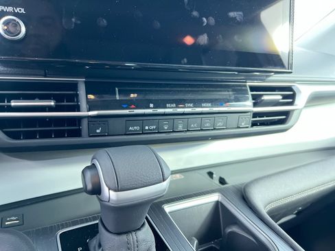 Used 2026 Toyota Sienna XLE FWD image 24