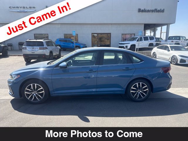 Used 2025 Volkswagen Jetta SE FWD image 2