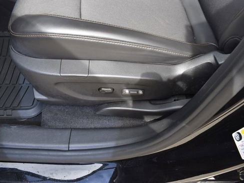 Used 2022 Chevrolet Trax LT w/ LT Convenience Package AWD/4WD image 19