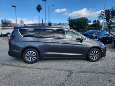 Certified 2021 Chrysler Pacifica Touring-L image 4