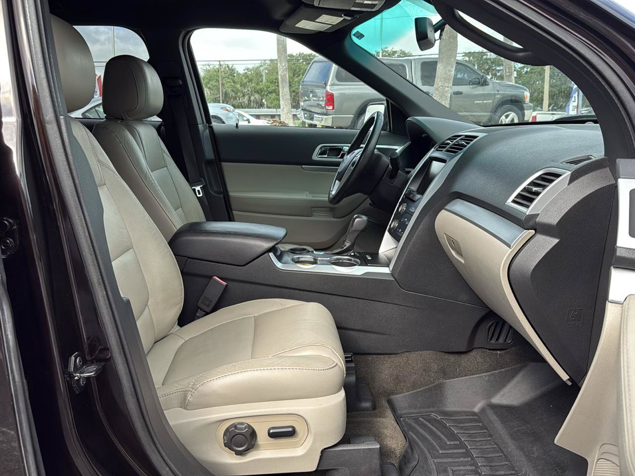 Used 2014 Ford Explorer XLT w/ Equipment Group 202A FWD image 9