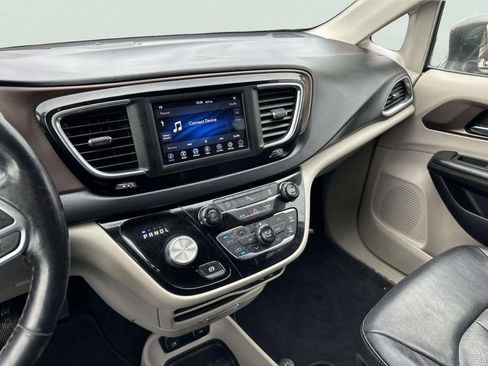 Used 2019 Chrysler Pacifica Touring-L FWD image 31