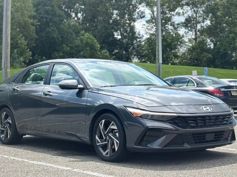 Used 2024 Hyundai Elantra Limited FWD image 3