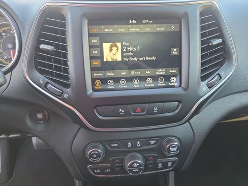 Certified 2021 Jeep Cherokee Latitude Lux w/ Comfort/Convenience Group AWD/4WD image 26