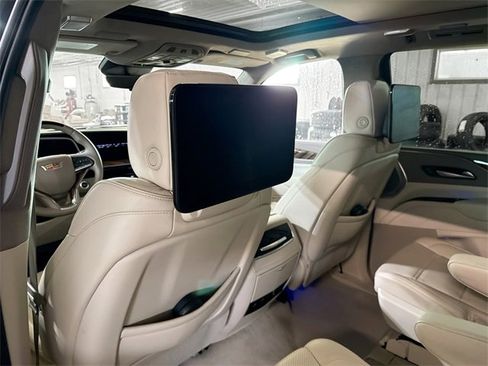 Used 2024 Cadillac Escalade Sport Platinum image 9