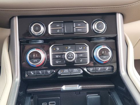 Used 2024 GMC Yukon XL Denali w/ Advanced Technology Package RWD image 19