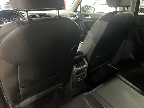 Used 2021 Volkswagen Tiguan SE FWD image 17