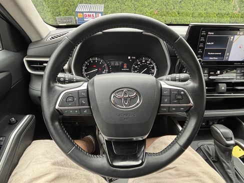 Used 2021 Toyota Highlander XLE AWD/4WD image 18