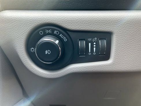 Used 2022 Chrysler Pacifica Limited w/ Uconnect Theater Family Group AWD/4WD image 19