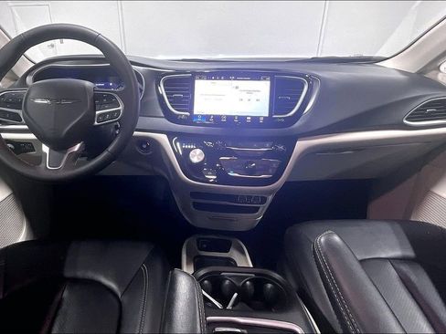 Used 2024 Chrysler Pacifica Touring-L FWD image 18