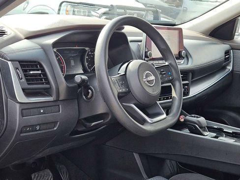 Used 2023 Nissan Rogue SV image 2