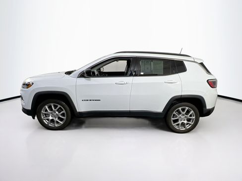 Used 2022 Jeep Compass Latitude w/ Sun and Sound Group AWD/4WD image 8
