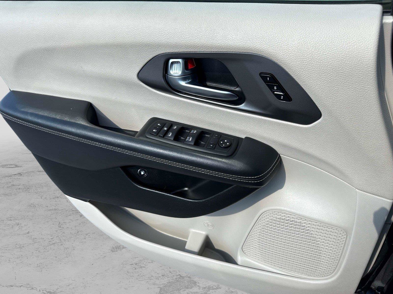 Certified 2024 Chrysler Pacifica Limited FWD image 14