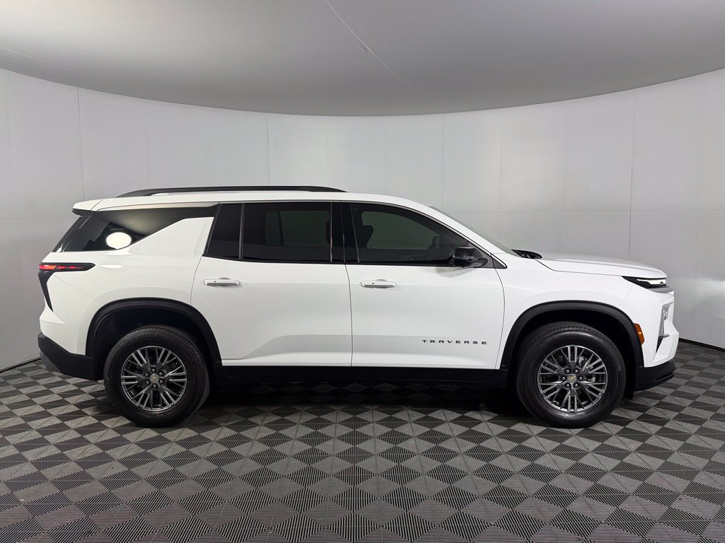 Used 2025 Chevrolet Traverse LT w/ Driver Confidence Package FWD image 11