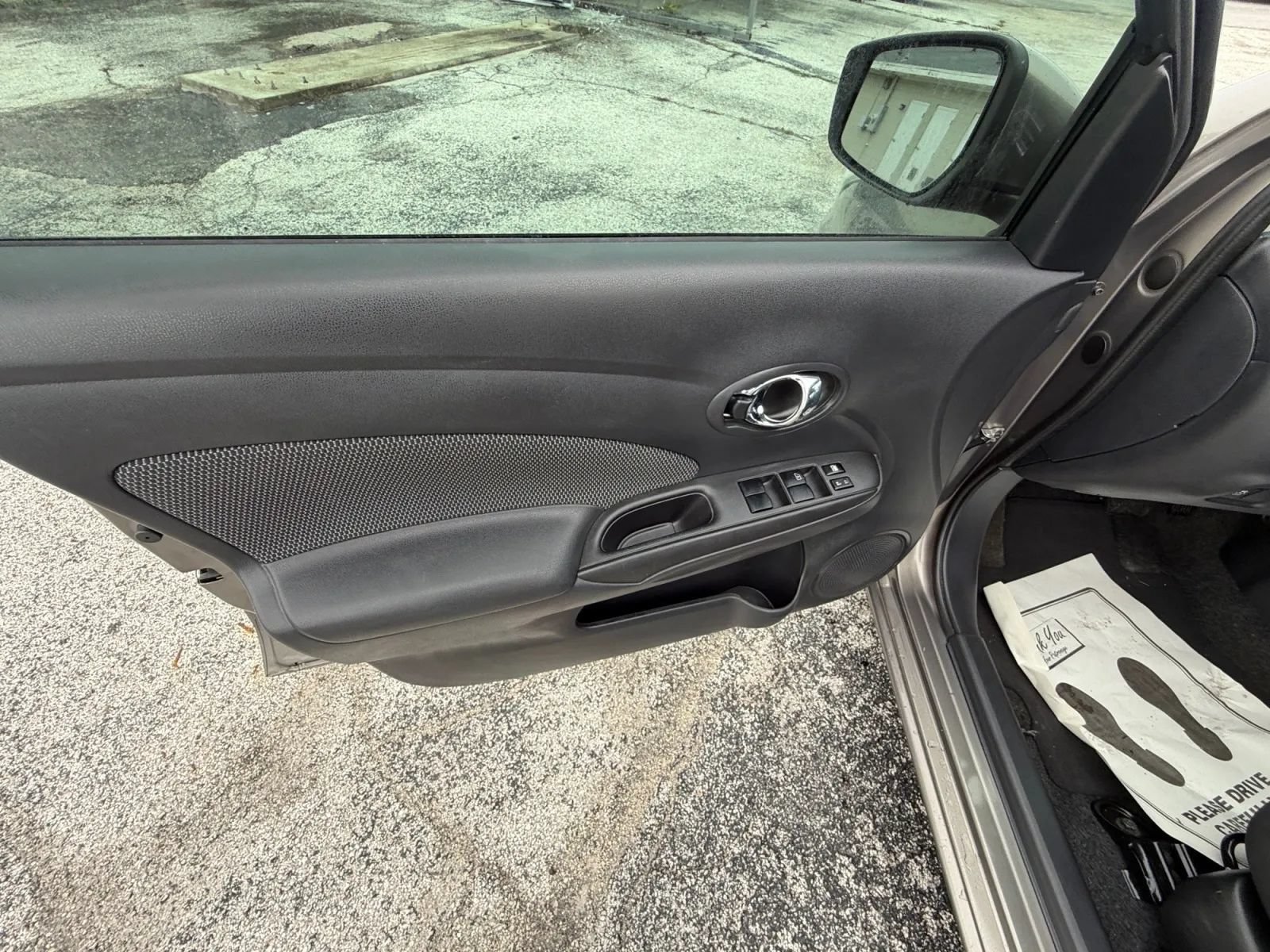 Used 2015 Nissan Versa SV FWD image 10