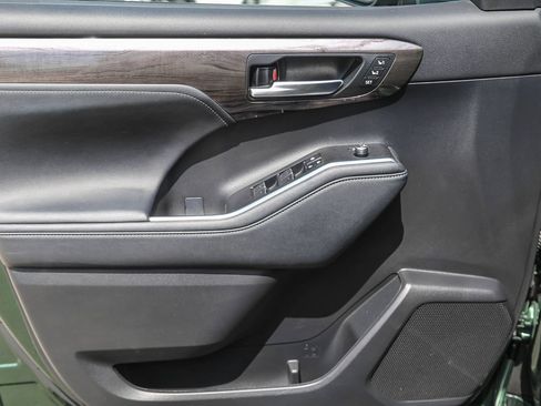 Used 2023 Toyota Highlander Limited FWD image 21
