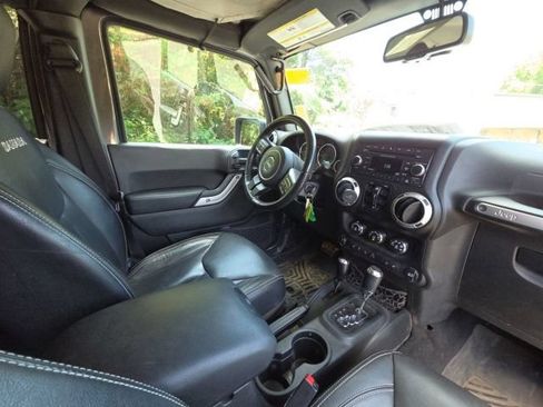 Used 2017 Jeep Wrangler Unlimited Sahara w/ Dual Top Group AWD/4WD image 25