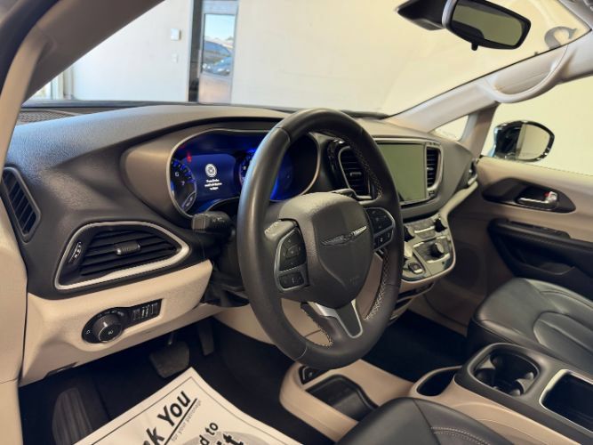 Used 2024 Chrysler Pacifica Touring-L FWD image 13